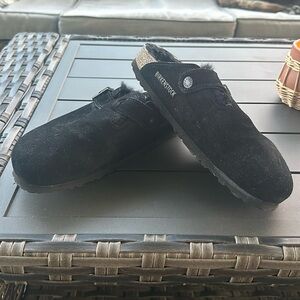 Black Birkenstock Bostons w/ fur
